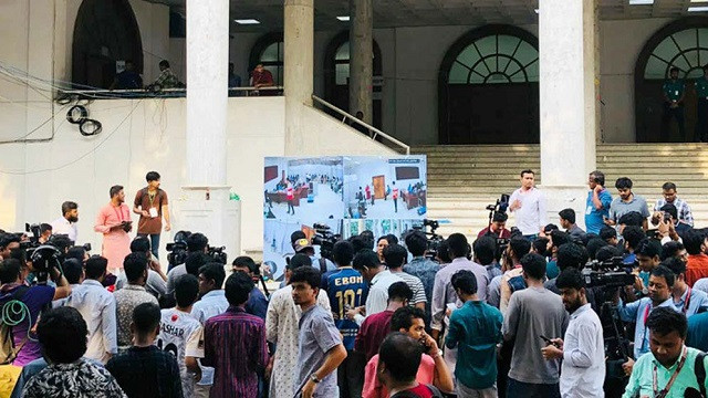 এলইডি স্ক্রিনে লাইভ হচ্ছে ডাকসুর ভোট গণনা