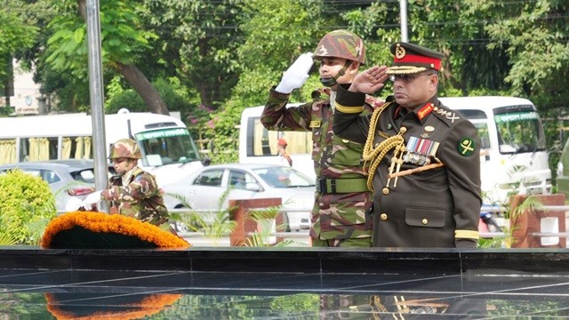 বঙ্গবন্ধুর প্রতিকৃতিতে সেনাবাহিনী প্রধানের শ্রদ্ধা