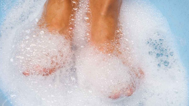 ঘুমানোর আগে মাত্র ১ মিনিট পা ধুলে শরীরে যা ঘটবে