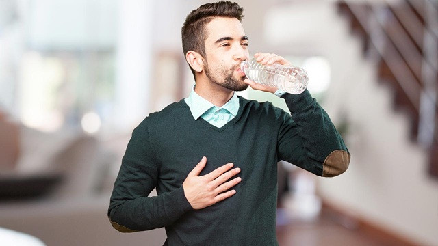 শীতে ঠান্ডা পানি পান করেন? জেনে নিন কী হয়