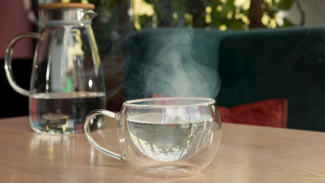 গরমেও গরম পানি পান করবেন যে কারণে