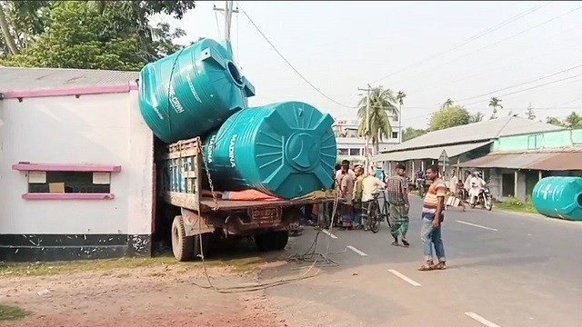 পথচারীকে চাপা দিয়ে খুঁটিতে ধাক্কা ট্রাকের, নিহত ২