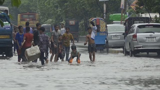  অল্প বৃষ্টিতেই জলমগ্ন রাজধানীর সড়কগুলো, ভোগান্তি