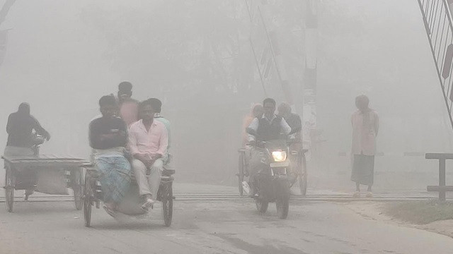 ঘন কুয়াশায় ঢাকা দিনাজপুর, তাপমাত্রা নামল ১৬ ডিগ্রিতে