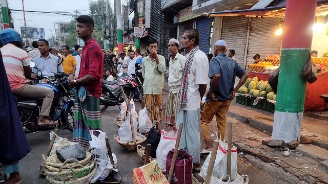 তীব্র গরমে শ্রমিক সংকট, মাটি কাটার মজুরি ১৮০০ টাকা