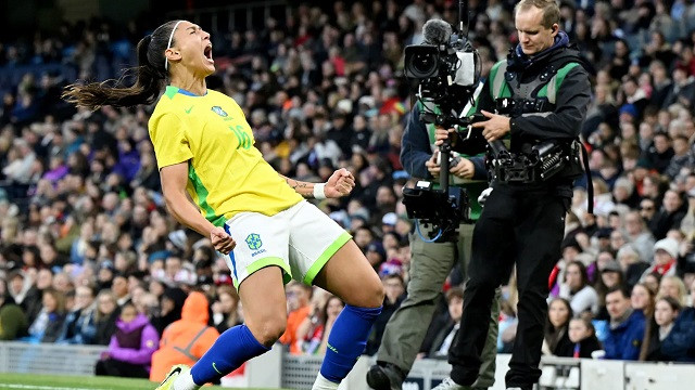 ১০ জন নিয়েও ইউরো চ্যাম্পিয়নদের হারাল ব্রাজিল