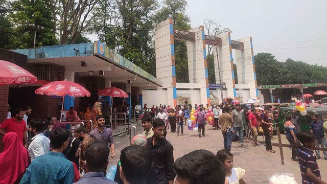 বৈশাখের গরম উপেক্ষা করে চিড়িয়াখানায় দর্শনার্থীদের ভিড়